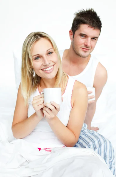 Couple prenant le petit déjeuner au lit — Photo