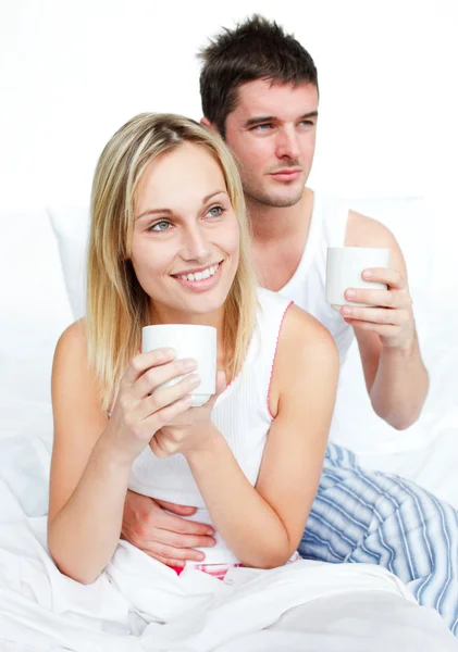 Ζευγάρι πιτζάμες, πίνοντας τον καφέ στο κρεβάτι — Φωτογραφία Αρχείου
