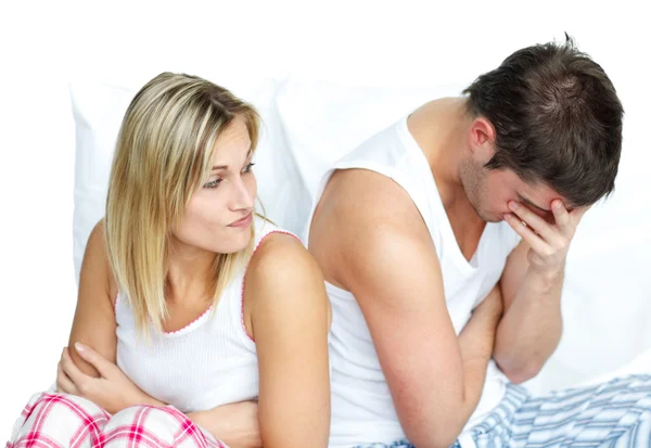 Frau und Mann streiten sich im Bett — Stockfoto