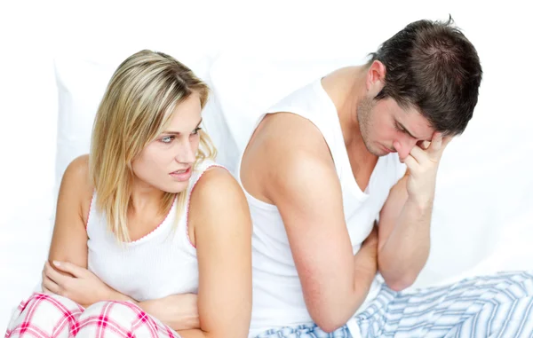 Paar zitten in bed en het krijgen van verdrietig na een argument — Stockfoto