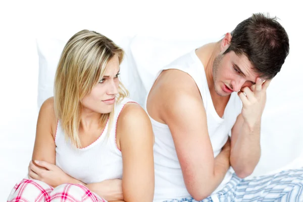 Wütendes Paar bei Streit im Bett — Stockfoto