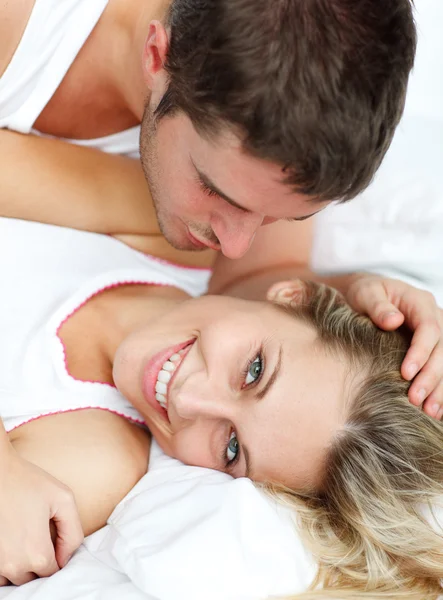 Man kissing his grilfriend in bed — Stock Photo, Image