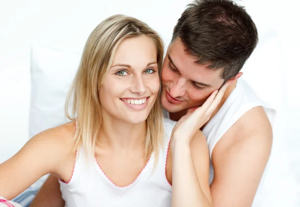 Mann umarmt seine Freundin im Bett — Stockfoto