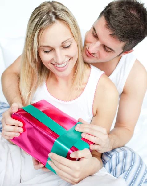 Boyfriend giving a gift to her girlfriend — Stock Photo, Image