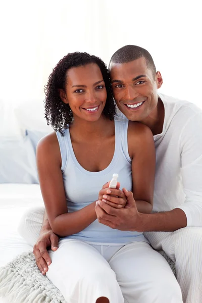 Sonriente pareja afroamericana descubriendo los resultados de un embarazo —  Fotos de Stock
