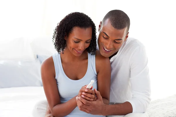 Feliz pareja averiguar los resultados de una prueba de embarazo —  Fotos de Stock