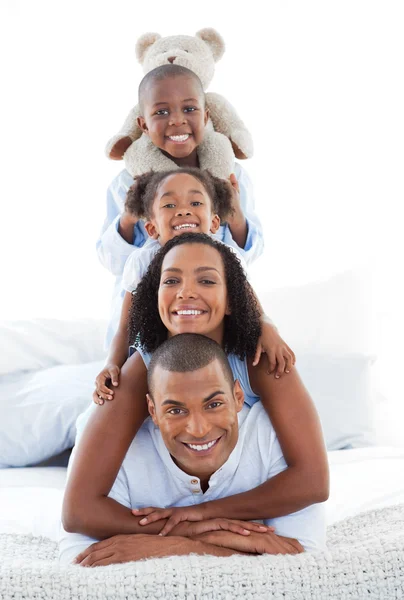 Familia dichosa divertirse acostado en la cama —  Fotos de Stock