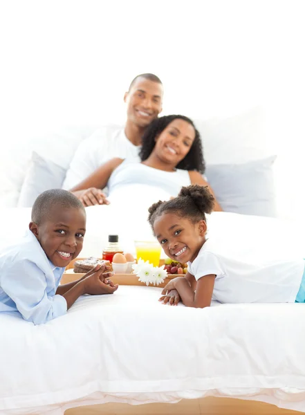 在卧室里吃早餐的快乐家庭 — 图库照片