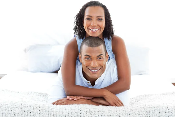Porträt eines intimen Paares beim Kuscheln im Bett — Stockfoto