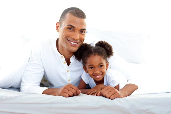 Usměvavý otec a jeho dcera baví — Stock fotografie