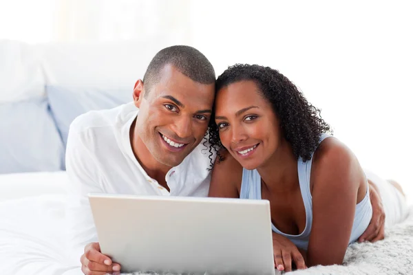 Para romantice za pomocą laptopa — Zdjęcie stockowe
