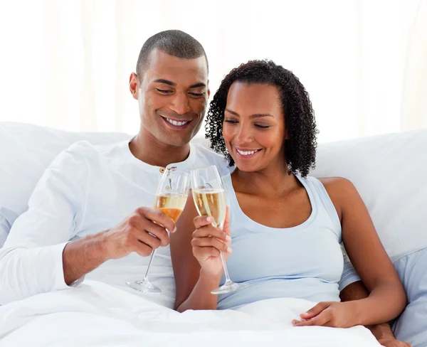 Fröhliches Paar stößt mit Champagner an — Stockfoto