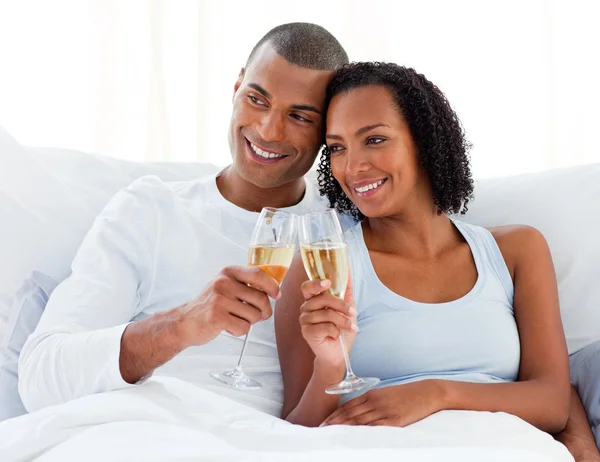 Miłości para opiekania z szampanem — Zdjęcie stockowe