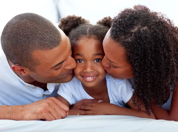 Liefhebbende ouders hun dochter kussen — Stockfoto