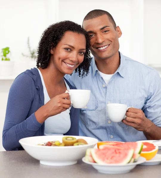 Retrato de um casal afro-americano tomando café da manhã — Fotografia de Stock