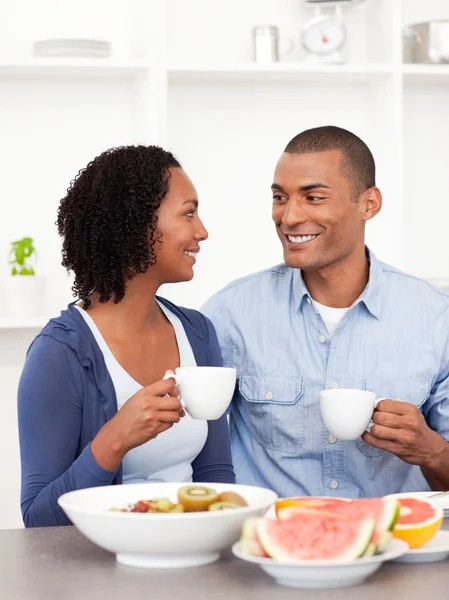 Smiling lovers having healthy breakfast — Stock Photo, Image