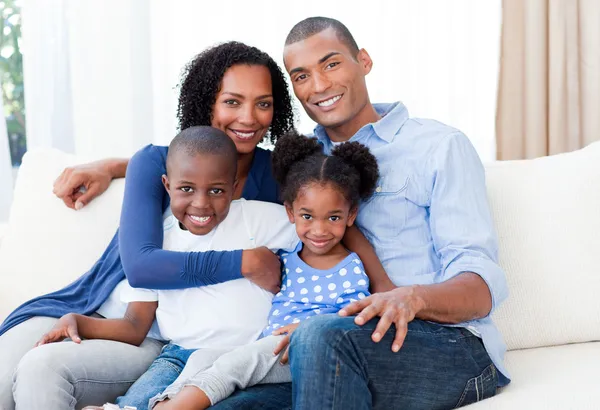 Porträtt av en leende afro-american familj — Stockfoto