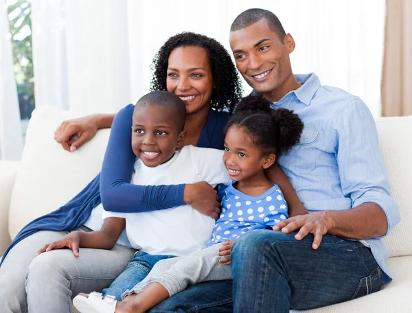 Porträtt av en lycklig afro-american familj — Stockfoto