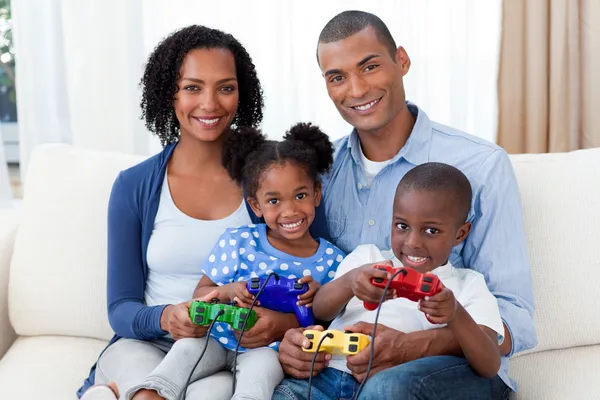 ビデオゲームで遊ぶアフリカ系アメリカ人の家族の笑顔 — ストック写真
