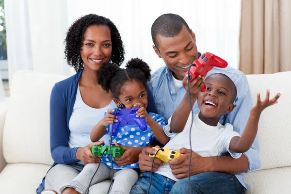 Ευτυχισμένη οικογένεια αφρο-αμερικανικό που παίζετε βιντεοπαιχνίδια — Φωτογραφία Αρχείου