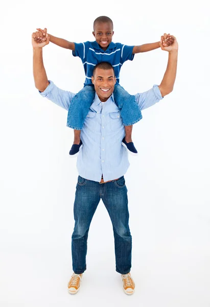 Ο μπαμπάς δίνοντας γιος piggyback βόλτα — Φωτογραφία Αρχείου