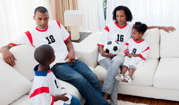 Família afro-americana assistindo a um jogo de futebol — Fotografia de Stock