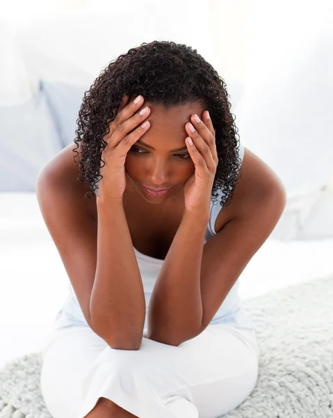 Mulher afro-amricana com dores de cabeça — Fotografia de Stock