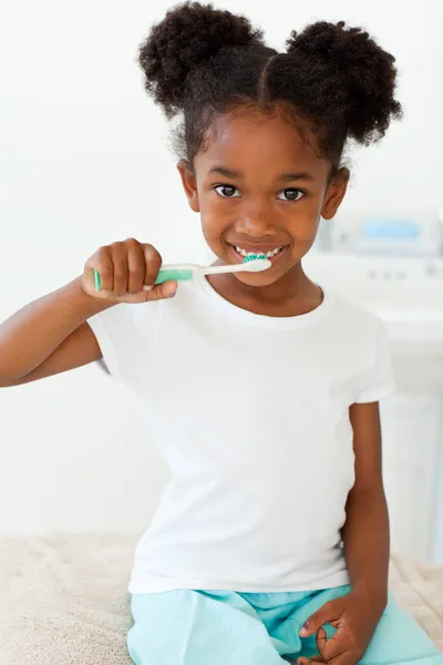 一个微笑的小女孩，她刷牙的肖像 — 图库照片
