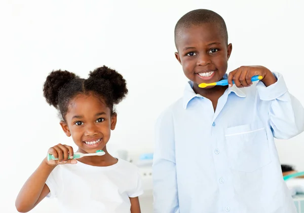 Frère et sœur souriants se brossant les dents — Photo