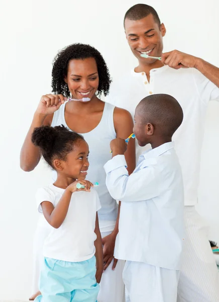 Портрет счастливой семьи, чистящей зубы вместе — стоковое фото