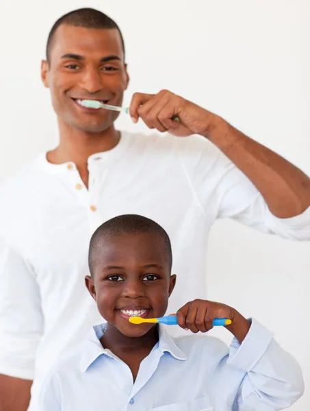 Ο πατέρας και ο γιος του βουρτσίζουν τα δόντια τους — Φωτογραφία Αρχείου