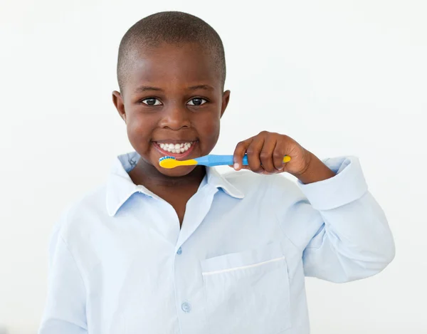 Портрет улыбающегося мальчика, чистящего зубы — стоковое фото