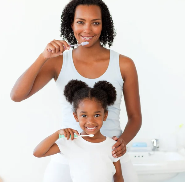 Mãe e sua filha escovando os dentes — Fotografia de Stock