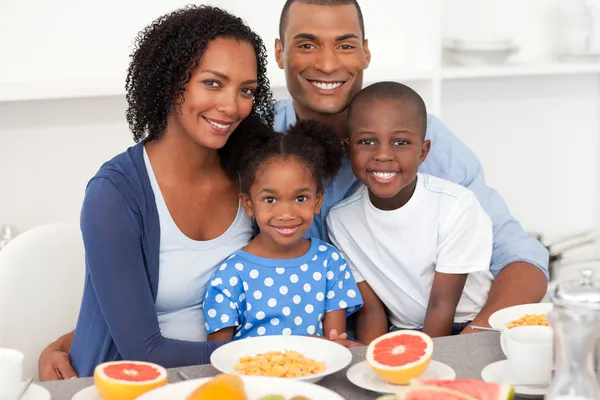 Счастливая семья со здоровым завтраком — стоковое фото