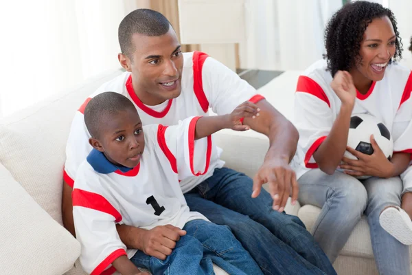 Aufgeregte afroamerikanische Familie wartet auf ein Fußballspiel — Stockfoto