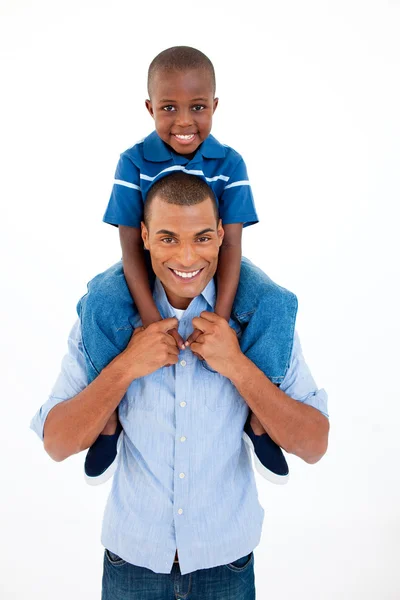Närbild av en far ger son piggyback rida — Stockfoto