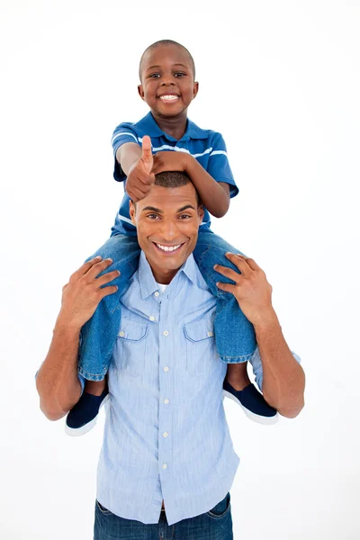 Šťastný otec dává synovi na záda — Stock fotografie