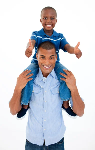 Pai dando filho passeio de piggyback com polegares para cima — Fotografia de Stock