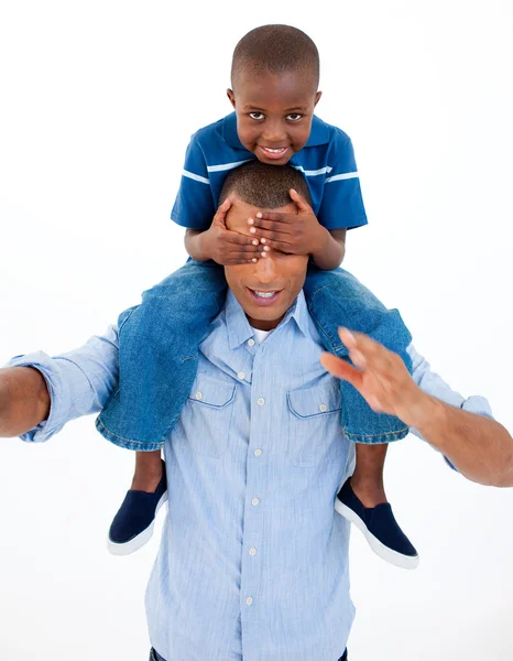 Pai dando filho piggyback passeio com olhos fechados — Fotografia de Stock
