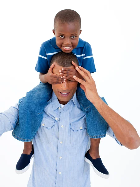 Primo piano di un padre che dà al figlio cavalcata a occhi chiusi — Foto Stock