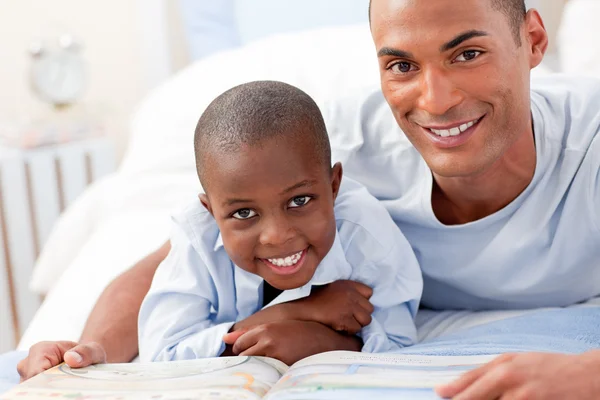 Padre con su hijo enfermo — Foto de Stock