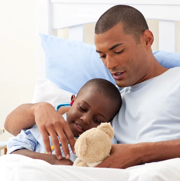 Pai com seu filho doente — Fotografia de Stock