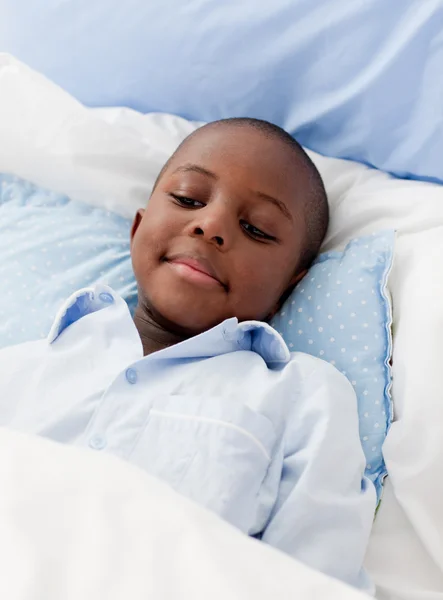 Chłopczyk chory w łóżku — Zdjęcie stockowe