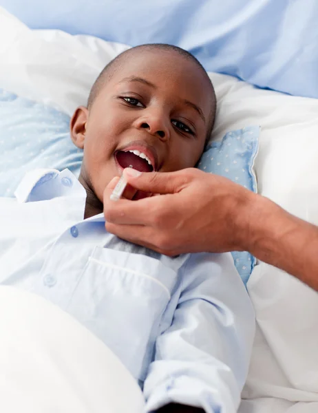 Маленький мальчик болен в постели — стоковое фото