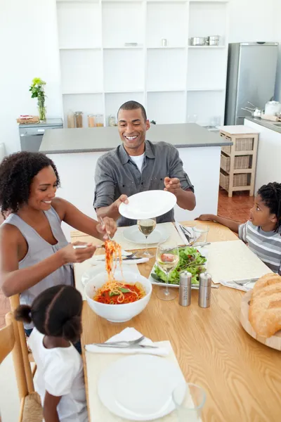 Familia afroamericana cenando juntos —  Fotos de Stock