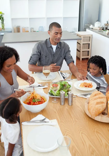 Kochająca rodzina jadalni razem — Zdjęcie stockowe