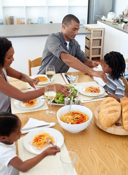 陽気な家族が一緒に食事 — ストック写真