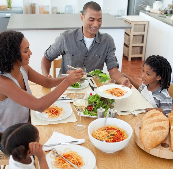 Neşeli aile birlikte yemek — Stok fotoğraf