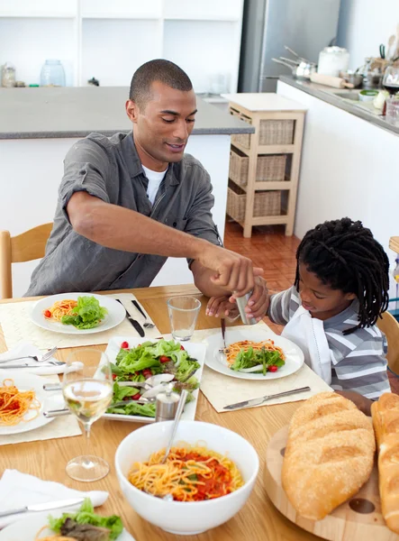 Etnia menino jantando com seu pai — Fotografia de Stock