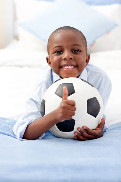 Adorable petit garçon tenant un ballon de football — Photo